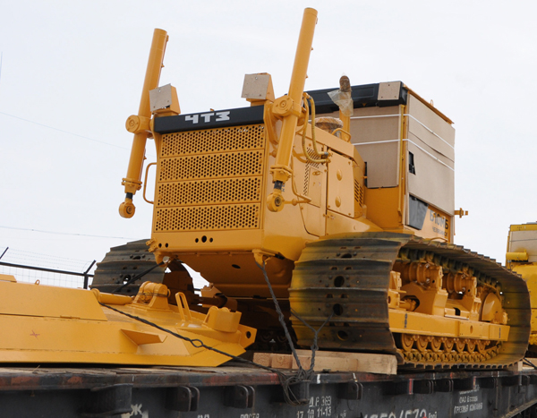 Омский совхоз купил трактор ЧТЗ с гидромеханической трансмиссией для тракториста-ветерана