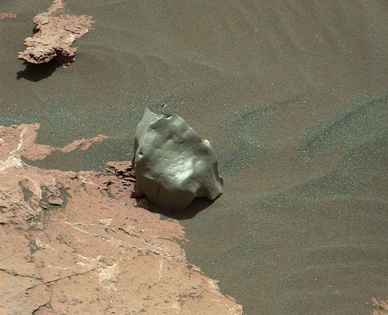 Марсоход обнаружил железные метеориты и грязевые следы