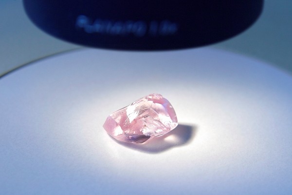 АЛРОСА нашла уникальный розовый алмаз массой 27,85 карата