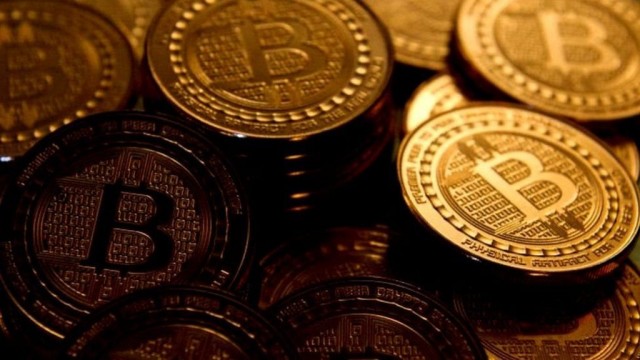 Биткоин потерял более трети стоимости за неделю