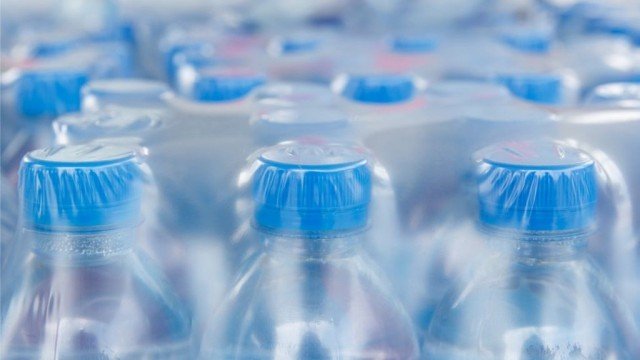 Почти во всей воде в бутылках обнаружили частицы пластика - исследование