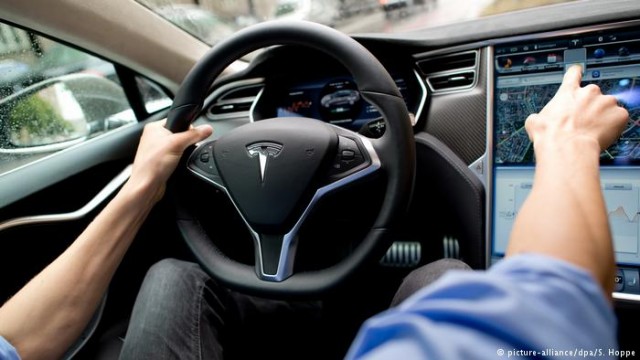 Tesla отзывает 123000 автомобилей