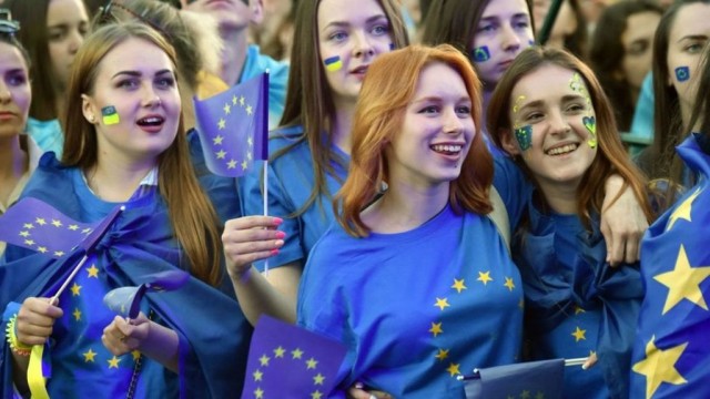 Украинцы получили больше видов на жительство в ЕС в 2017 году