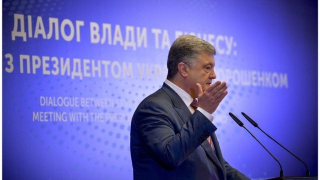 Порошенко радить бізнесу готуватися до "тайфуну скаженого популізму"