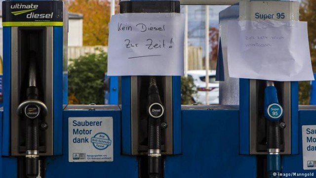 Нехватки горючего: в Германии просят разрешить бензовозам ездить на выходных