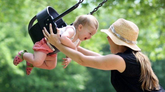 Старейшая мама на площадке: опыт женщин, которые рожают после 40