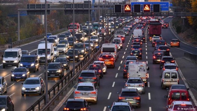 Немецкие автобаны: 459000 часов в пробках за год
