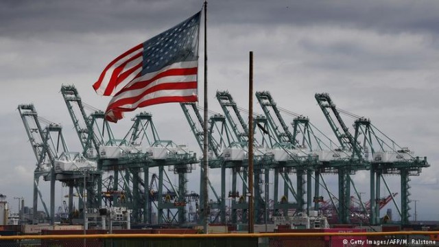 Торговый дефицит США достиг максимума за 10 лет