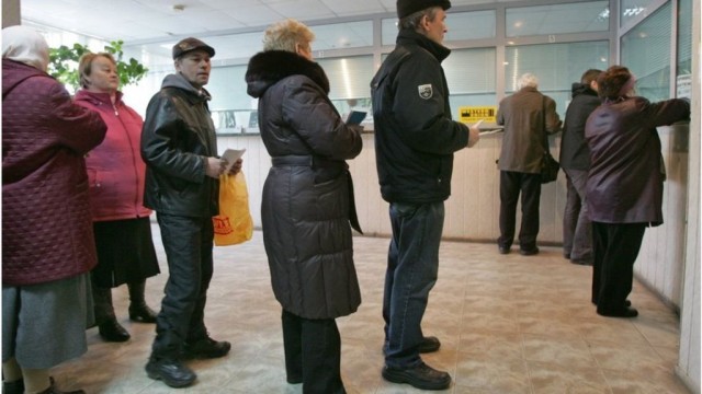 Получателей субсидий уменьшается, претендентов - больше. Как это эт & # x27; связано с выборами и МВФ?