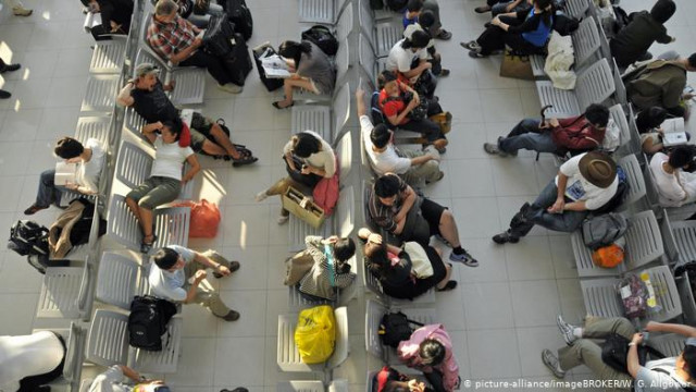 Спасти отпуск: что делать пассажирам, если отменили или задержали рейс (видео)