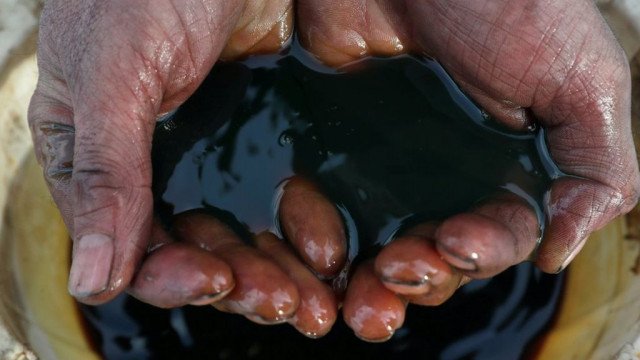 "Экскременты дьявола": почему цена на нефть так влияет на экономику и когда это закончится