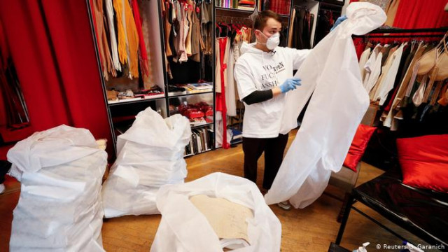 Помощь бизнесу: защитную одежду для медиков от дизайнеров (видео)