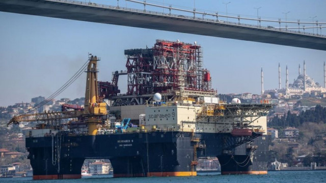 Американская нефть упала в цене до уровня 1999 года. В США ее слишком много