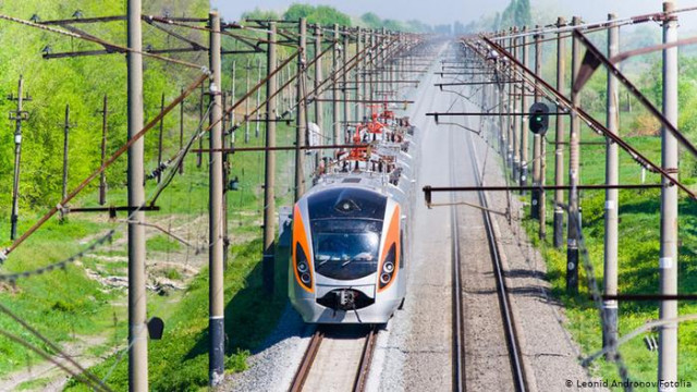 Смягчение карантина: "Укрзализныця" возобновила пассажирские перевозки