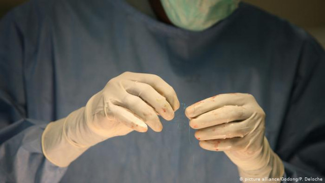 Коронавирус грозит производству хирургических резиновых перчаток
