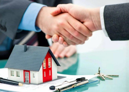 Наследство с «сюрпризом»: как делить квартиру, если есть долги и скрытые наследники?