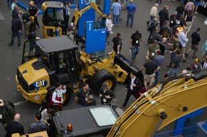 Caterpillar ускоряет ИИ и преобразование данных с помощью Accenture, Snowflake