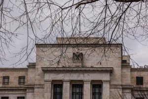 ФРС снижает ставки при трёх разногласиях, прогнозирует одно снижение в 2026 году